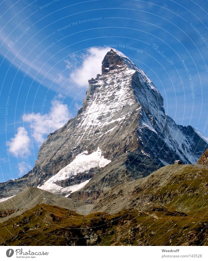 Smokey Mountain Matterhorn Zermatt Schweiz Berge u. Gebirge groß beeindruckend Bekanntheit Tourist Tourismus Bergsteiger Geröll steinig Hotel Alpen grün karg