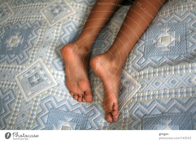 "killekille" Bett Kind Junge Beine Fuß schlafen lang rosa weiß Müdigkeit Fußsohle Zehen Decke hell-blau ausgestreckt Körperteile Fußballen Fußknöchel sensibel