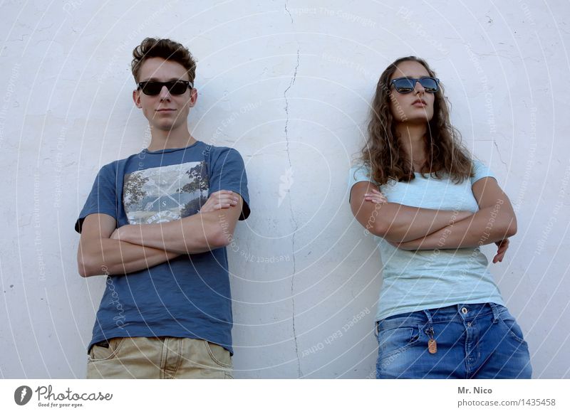 harry & sally Lifestyle maskulin feminin Paar 2 Mensch Mode T-Shirt Jeanshose Sonnenbrille langhaarig Coolness trendy blau weiß Gefühle selbstbewußt