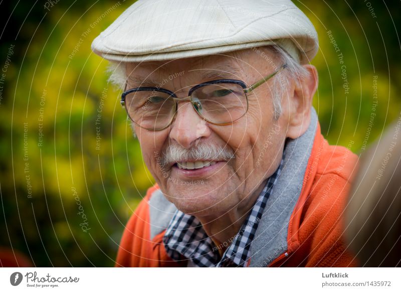 Smiling Old Man With a Grey Beard Lifestyle Stil Glück Gesundheit Gesundheitswesen Seniorenpflege Leben Wohlgefühl Zufriedenheit Ferien & Urlaub & Reisen Mensch