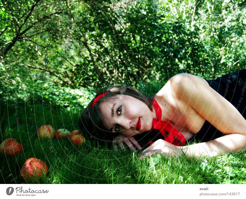 Alice in Wonderland Porträt Wald Gras grün rot Schleife Kleid Frau red Apfel liegen Auge rote Lippen Sommer