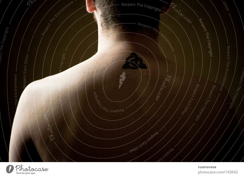 Triquetra Mensch Mann Rücken Schulter Jugendliche Symbole & Metaphern Schatten Tattoo Männerrücken Tribal Nackte Haut Junger Mann Nacken Rückansicht