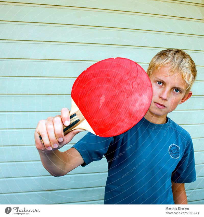 Bimo Toll klein maskulin Kind T-Shirt Porträt zielstrebig Entschlossenheit Tischtennis Tischtennisschläger Ballsport Aufschlag Körperhaltung Nachkommen Tennis