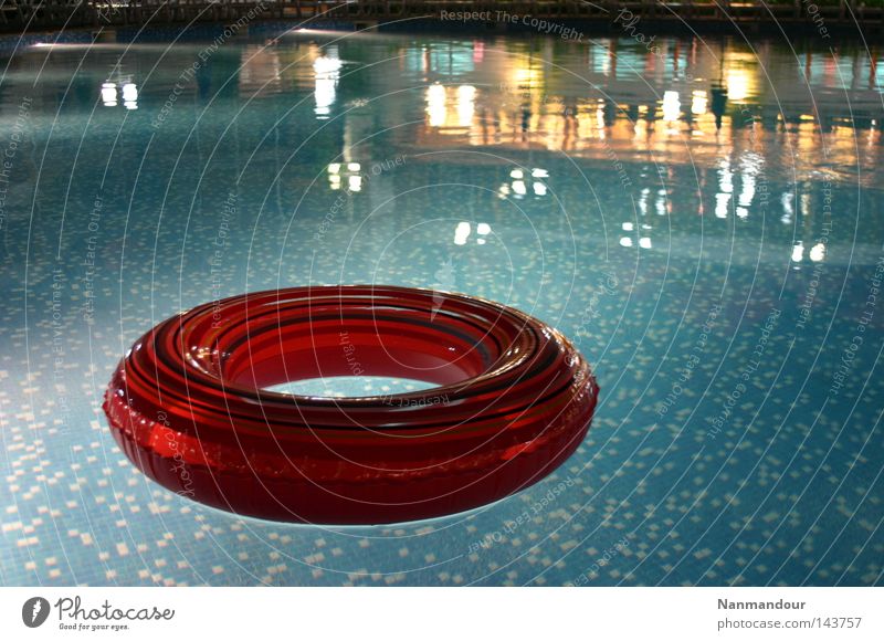 Poolside Wasser Reflexion & Spiegelung Reifen Schwimmhilfe Nacht ruhig Schwimmbad Licht hell Spielen Freizeit & Hobby Wasserreifen Im Wasser treiben