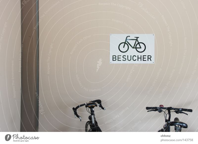 BESUCHER Besucher Öffentlicher Personennahverkehr parken Fahrrad Fahrradständer 2 Sattel Fahrradsattel Ordnung Schilder & Markierungen Hinweisschild treten