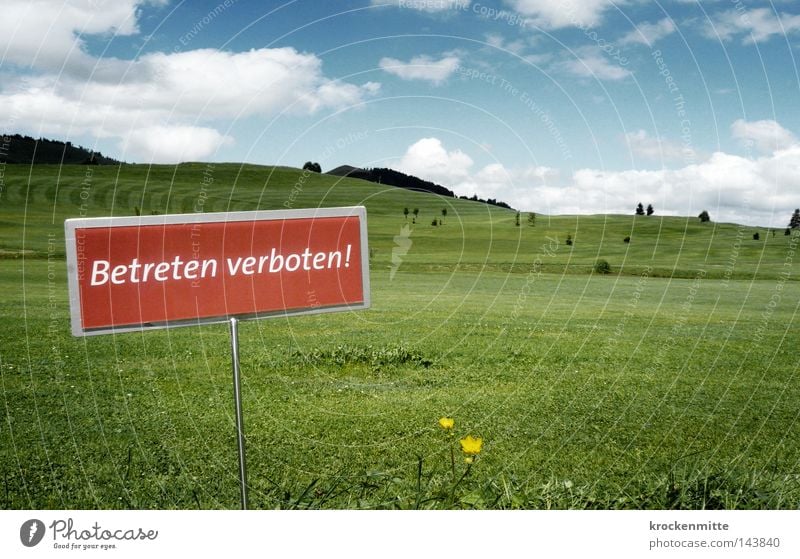 Verbotene Zone Schilder & Markierungen Tafel Wiese Himmel Gras Hügel Wolken blau grün rot Blume Baum leer Menschenleer stoppen Verbotsschild Warnhinweis Warnung