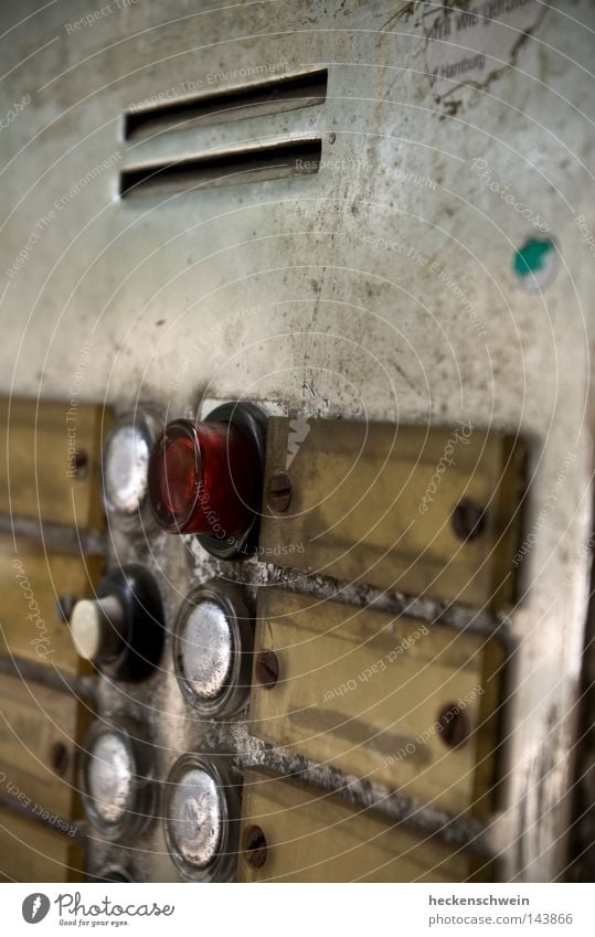 Ein Knopf für jede Tonart Wohnung Telekommunikation sprechen Technik & Technologie Tür Namensschild Klingel Metall Hinweisschild Warnschild alt Kommunizieren