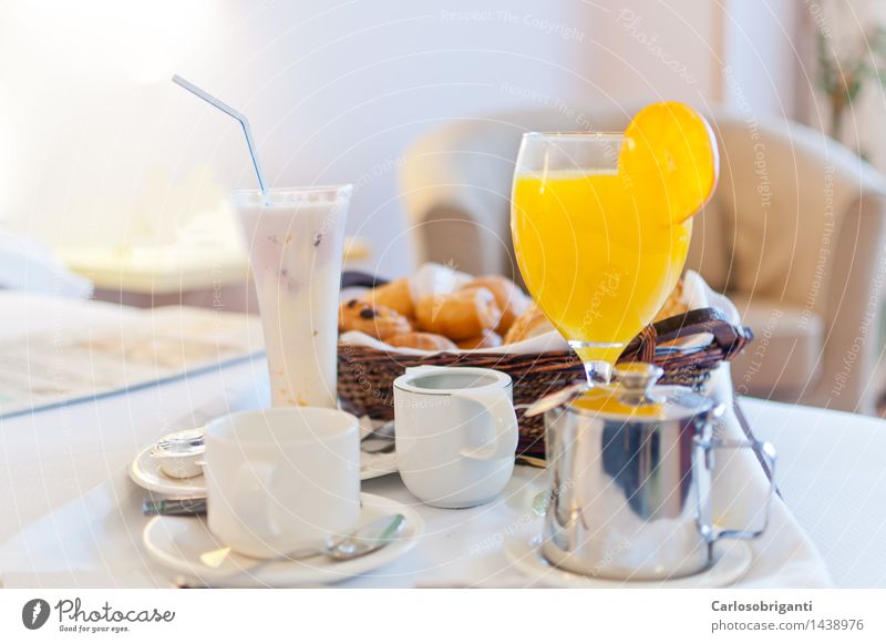 # 1438976 Milcherzeugnisse Frühstück Saft Kaffee Teller Becher Glas saftig orange Hotel Resort horizontal Farbfoto Innenaufnahme Menschenleer Morgen