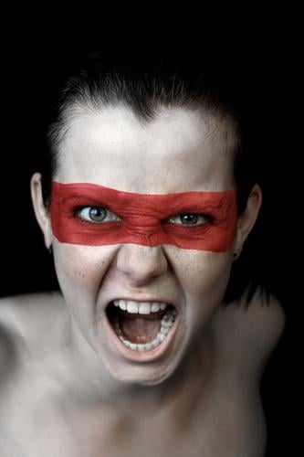 scream Kampfsport sprechen Junge Frau Jugendliche Erwachsene Maske Schnur kämpfen schreien Wut rot Ärger Farbe Farbstoff Farben und Lacke fordern herausfordernd