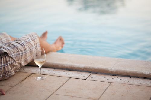 Relaxen am Pool Alkohol Wein Glas harmonisch Wohlgefühl Zufriedenheit Sinnesorgane Erholung ruhig Ferien & Urlaub & Reisen Tourismus Freiheit Sommerurlaub
