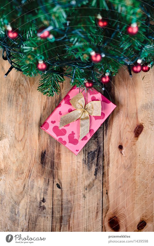 Geschenk unter Weihnachtsbaum Dekoration & Verzierung Weihnachten & Advent Baum Holz Tradition Hintergrund Gast Textfreiraum Dezember Etage Feiertag heimwärts