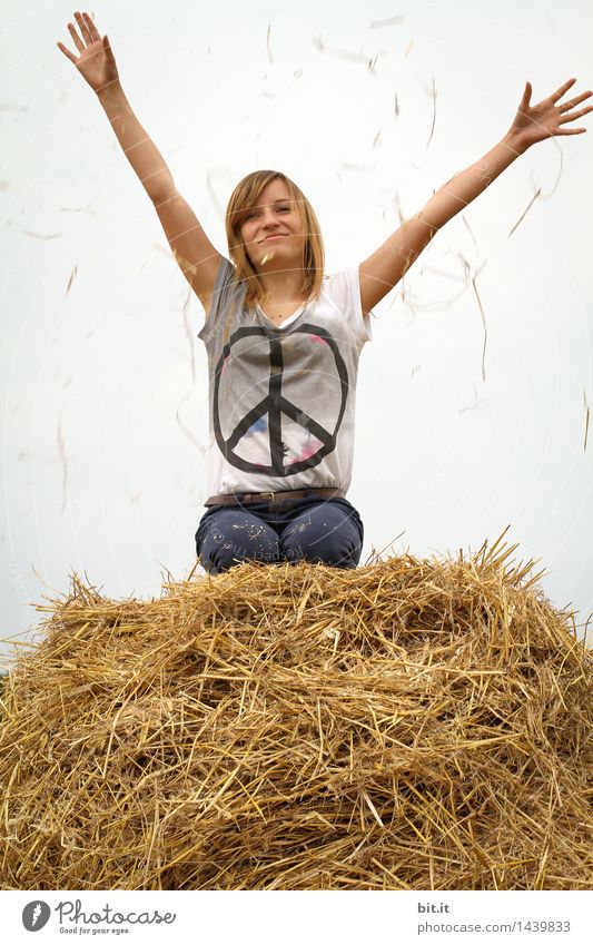 windig | Peace, bevor ein Sturm aufkommt feminin Mädchen Jugendliche Natur Feld Zeichen Freude Glück Lebensfreude Ehrlichkeit Frieden Farbfoto Zufriedenheit