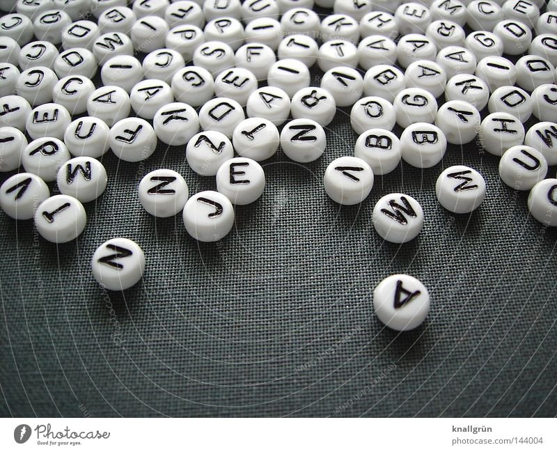 Sprachschatz Lateinisches Alphabet Buchstaben Großbuchstabe weiß schwarz grau rund Wort Gedanke Schriftzeichen obskur Letter Perle Buchstabenperlen schreiben