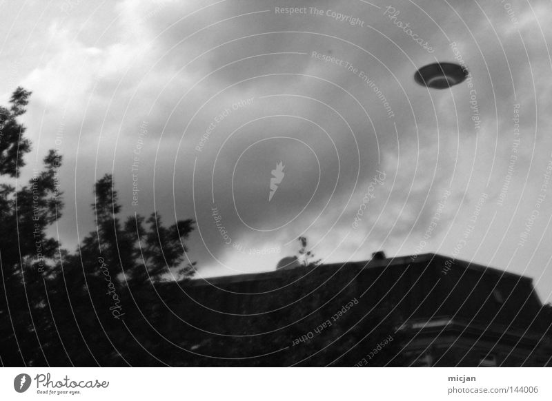 SPOTHNIIN UFO Fremder fremd fliegen Dinge Dach Gebäude Schwarzweißfoto Grauwert Monochrom Himmel Untertasse fremdartig Außerirdischer außerirdisch Blick