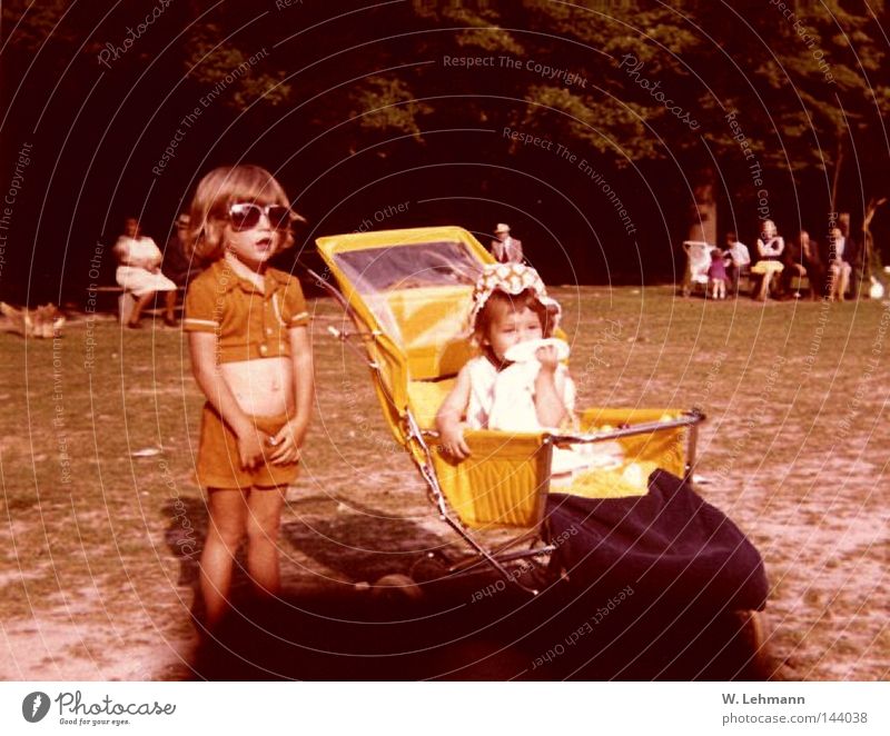 Oldies 3 analog Brille gelb Kinderwagen Waldwiese Schwester Farbe Schatten Mensch