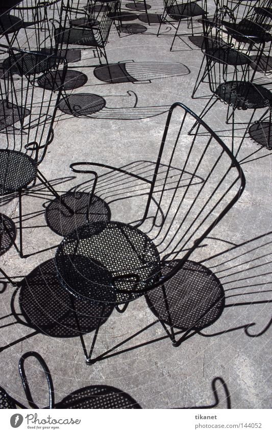 Licht und Schatten Sonne Silhouette Schwarzweißfoto schwarz Mallorca Stuhl Tisch Stahl Draht Gitter leer Möbel Gastronomie scharf umrissen ohne Farbe