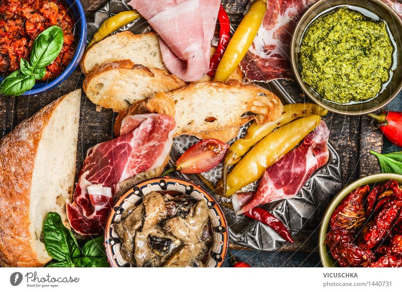 Antipasti : Ciabatta , Pesto und Schinken Lebensmittel Fleisch Wurstwaren Gemüse Kräuter & Gewürze Öl Mittagessen Abendessen Büffet Brunch Picknick