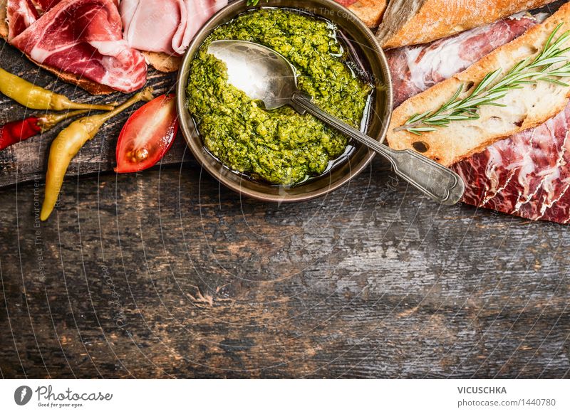 Grünes Pesto und Fleischplatte mit Brot und Antipasti Lebensmittel Wurstwaren Gemüse Kräuter & Gewürze Öl Ernährung Mittagessen Abendessen Festessen