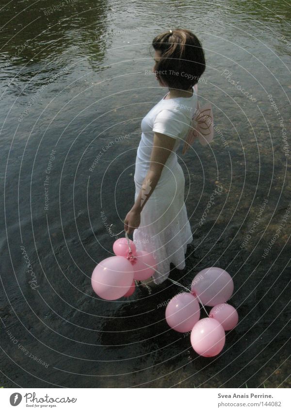 obwohl ich kein Engel bin Frau Luftballon Wasser Kleid weiß See Fluss stehen Flügel rosa Fee kalt Trauer Denken Nil Schatten Einsamkeit Jugendliche Frühling