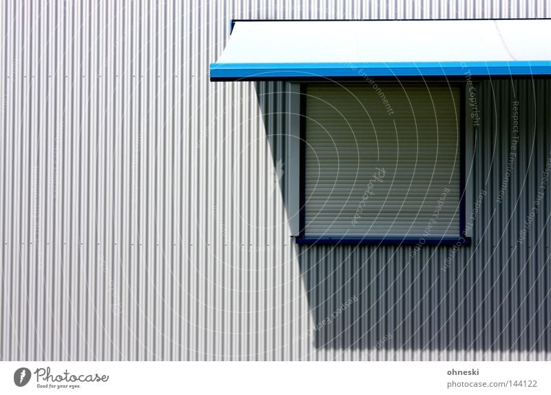 Closed Schatten Jalousie Fenster Markise Licht blau grau Physik Firmengebäude Industrielandschaft Klarheit deutlich minimalistisch einfach Linie gerade