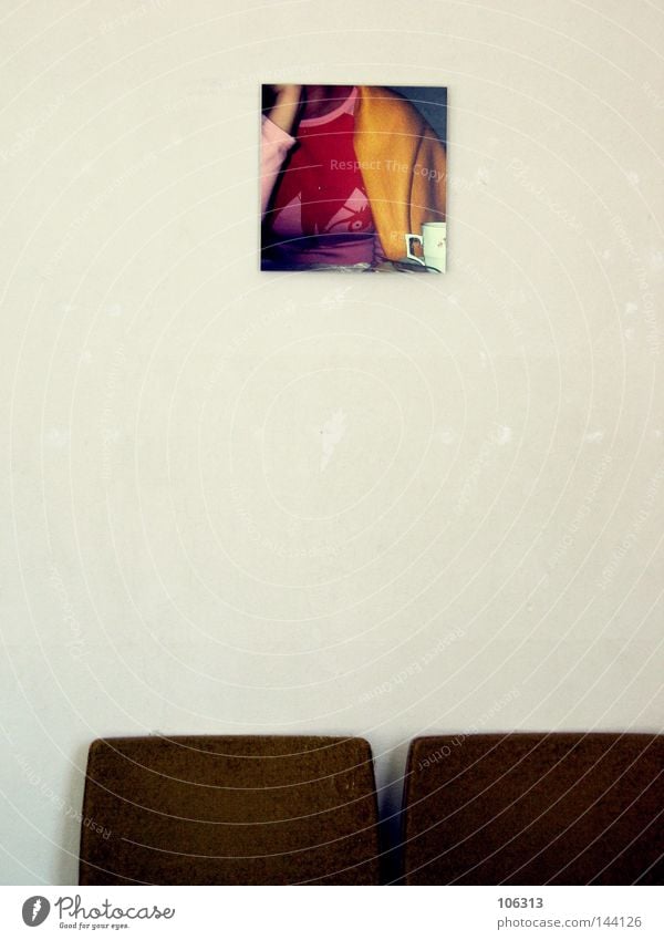 SUSI Wand Fotografie Bild Einsamkeit ruhig Blick Publikum Kunst Kultur Kunsthandwerk susi Vernissage Ausstellung Stuhl Menschenleer Raum