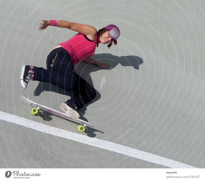 Skater Girl Skateboarding Schwung Freizeit & Hobby rosa Stil Kick Sport Körperbeherrschung Beton Straßenkunst Gefühle grinsen Freude Skatboarder Holzbrett