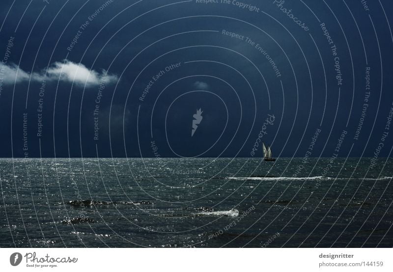 Bis zum Ende Wasserfahrzeug Segelboot Segeln Schifffahrt Meer maritim See Ostsee Luft Brise Wellen Gischt Horizont Ferne Wetter Meteorologie Sturm Wind rau