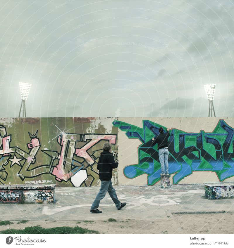 spray of light Wand Mauer Prenzlauer Berg Berliner Mauer Aufschrift Stadion Flutlicht Spielen Stadt schäbig Mann Fußgänger Mensch Vandalismus Problematik