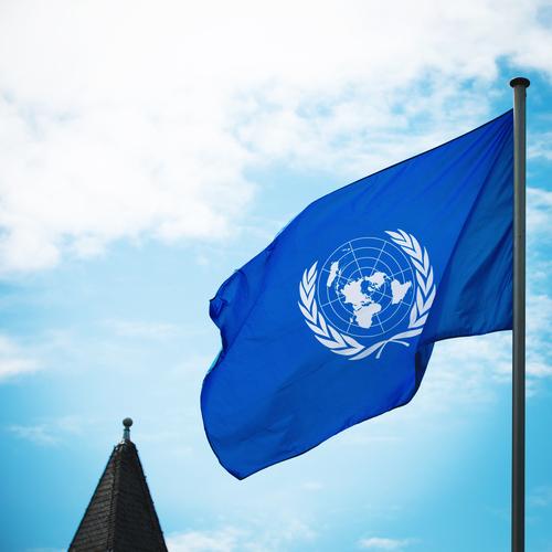 70 Jahre Vereinte Nationen Himmel Wolken Schönes Wetter Wind Turmspitze Zeichen Fahne Beratung Bewegung ästhetisch authentisch Zusammensein positiv blau weiß