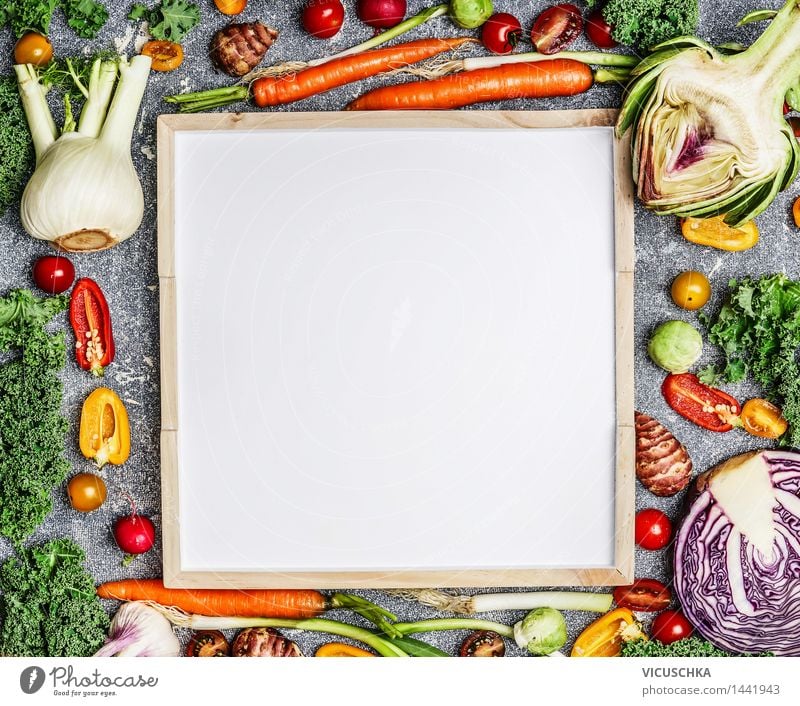 Frisches Gemüse um weißer Tafel Lebensmittel Salat Salatbeilage Kräuter & Gewürze Ernährung Mittagessen Abendessen Bioprodukte Vegetarische Ernährung Diät Stil