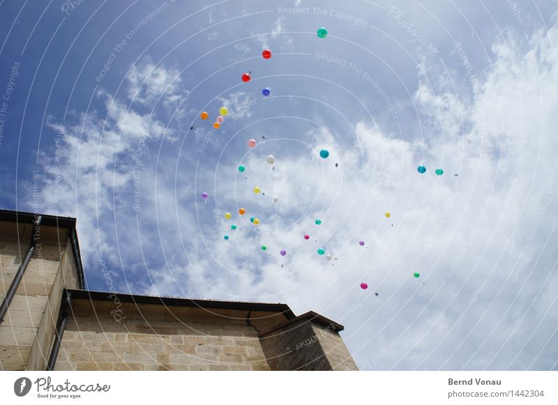 guten flug! Luft Himmel Wolken Frühling Schönes Wetter schön blau mehrfarbig grau Ballone Ballonstart Gewinnspiel Postkarte fliegen Helium aufsteigen Kirche