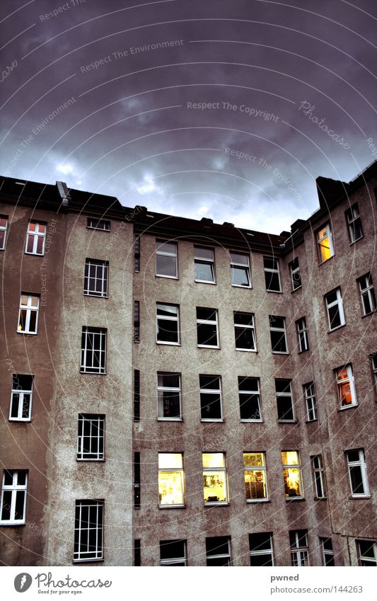 Mietskaserne HDR Hinterhof Haus Nacht Fenster Kontrast Perspektive Architektur Himmel