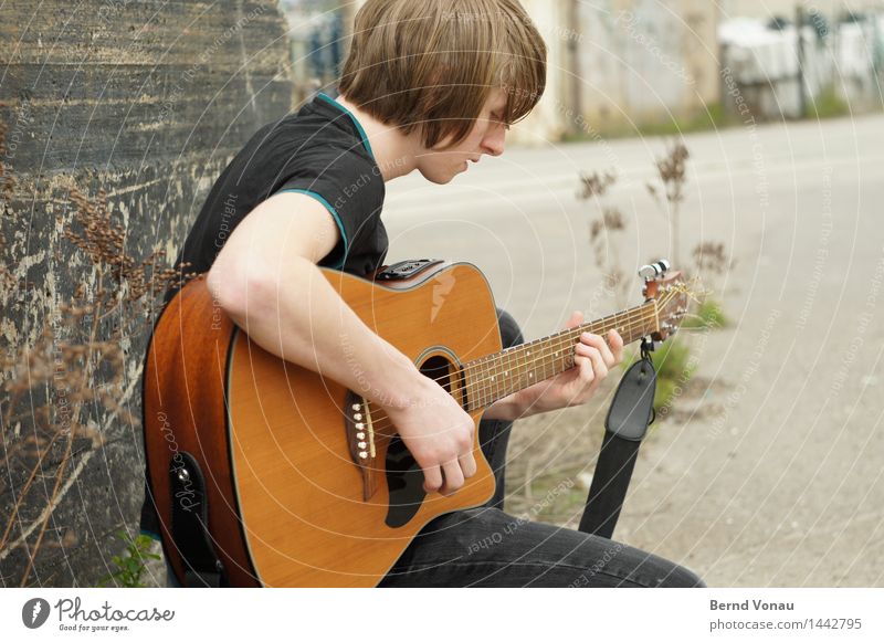 Junger Mann mit Gitarre Mensch maskulin Jugendliche 1 18-30 Jahre Erwachsene Gefühle Stimmung Musik musizieren singen sitzen Holz akustisch Jugendkultur Pflanze