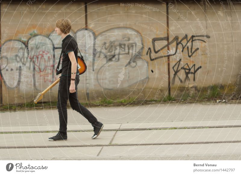 auf dem weg Mensch maskulin Junger Mann Jugendliche Körper 1 18-30 Jahre Erwachsene gehen hell Zukunft Gitarre Elektrogitarre schwarz Graffiti Mauer Wand Gleise