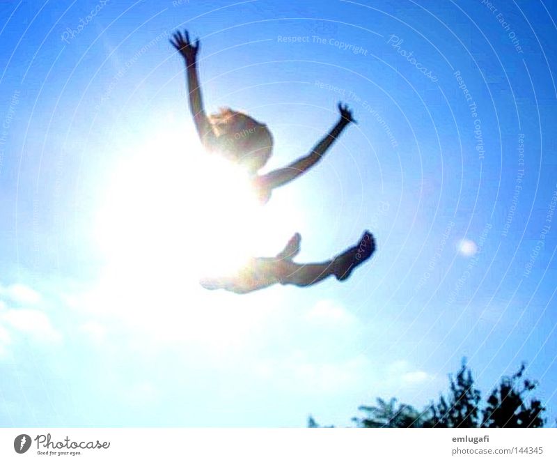 jump3 Sonne Trampolin springen frei Freiheit Fröhlichkeit Freude Glück Licht blau Alkoholisiert Gegenteil Kontrast schwanger Leben Himmel fliegen Leichtigkeit