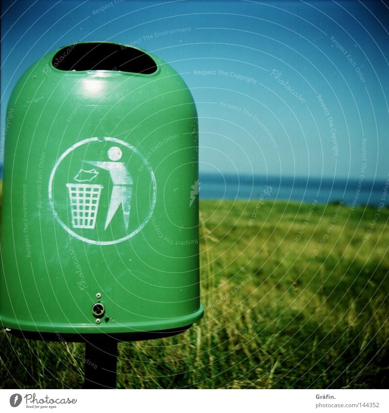 ab in die Tonne Müllbehälter grün Fass wegwerfen Stock Horizont Lomografie Grüne Tonne entsorgen Umweltschutz obskur Hinweisschild Heulsusenfred dreckig