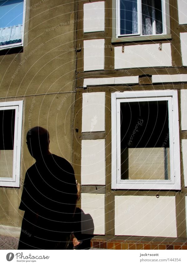 Teterow 96 Sightseeing Fenster Gelassenheit Identität Fachwerkfassade Fachwerkhaus unerkannt Gedeckte Farben Strukturen & Formen Kontrast Silhouette Sonnenlicht