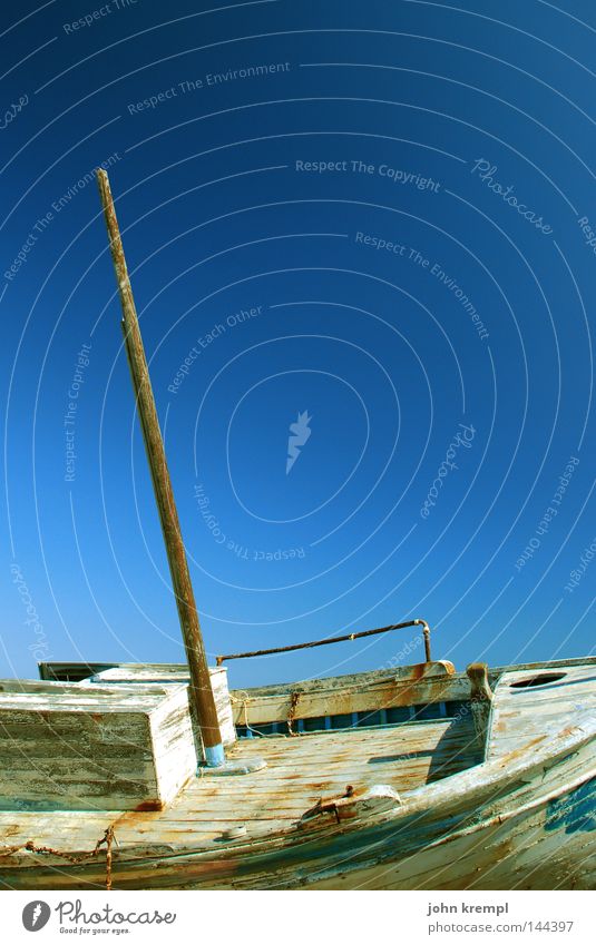 abgewrackt Schiffswrack Wasserfahrzeug Schiffbruch Segelboot Mast Verfall verrotten brechen blau Himmel Sommer Griechenland Vergänglichkeit Schifffahrt Strand