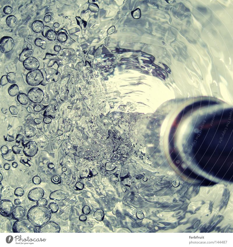 Flash the water Wasser Wasserhahn Becken Waschbecken Wasserblase Luftblase Blase Reflexion & Spiegelung Wellen Elektrizität Wasserstrahl Sauberkeit Bad nass
