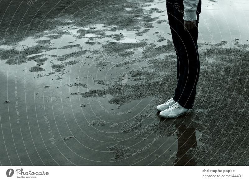 no sports Pfütze Schuhe Sand Regen nass Jeanshose Beine stehen Frau Kontrast dreckig grau Reflexion & Spiegelung Hosenbeine Wasserlache schlechtes Wetter