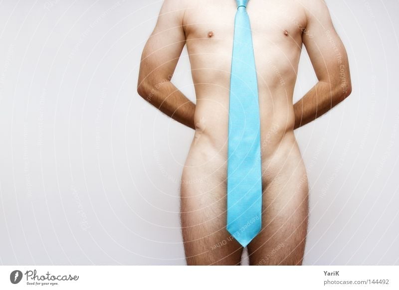 overdressed Krawatte nackt Oberkörper Arme Brust Bauch Mann grau weiß blau Detailaufnahme Bildausschnitt Anschnitt Format Körper Körperteile kopflos Bekleidung