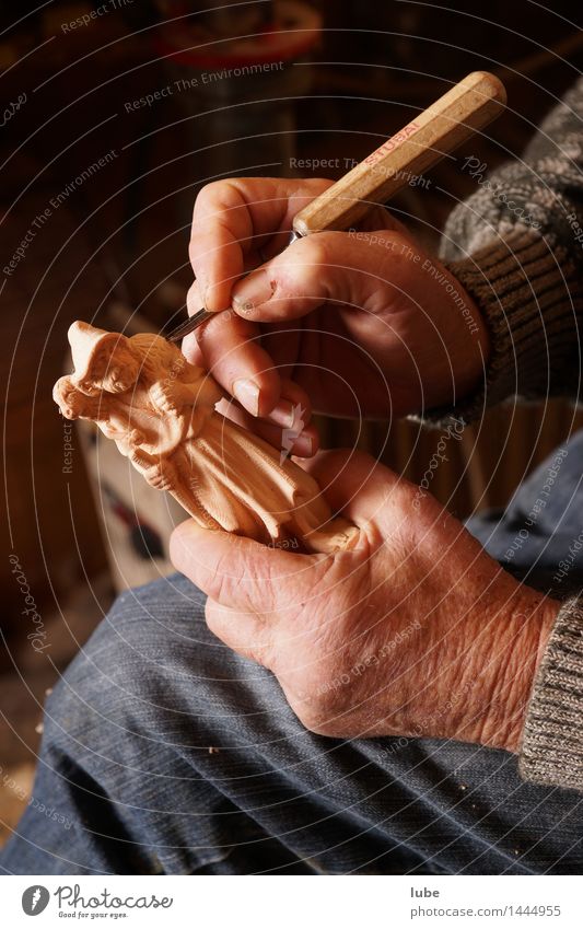Holzschnitzer Handwerker Arbeitsplatz Männlicher Senior Mann Finger 60 und älter Kunst Künstler Arbeit & Erwerbstätigkeit Schnitzereien Weihnachtskrippe advent
