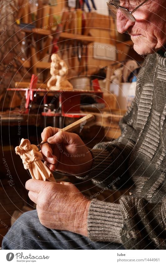 Schnitzereien Arbeit & Erwerbstätigkeit Handwerker Werkzeug maskulin Großvater Senior 1 Mensch 60 und älter Holz Zufriedenheit schnitzmesser Anti-Weihnachten