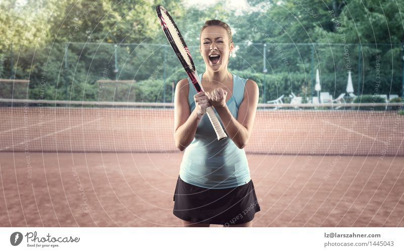 Drei Viertellänge Portrait der athletischen blonden Frau Glück Körper Gesicht Spielen Sport Erfolg Erwachsene Fitness schreien dünn Konkurrenz Tennis sportlich
