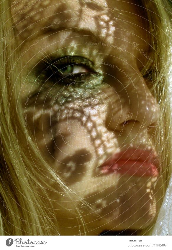 Profil einer blonden, jungen Frau mit Muster vom Schatten im Gesicht Kosmetik Schminke Lippenstift Wimperntusche Erwachsene Auge Nase 18-30 Jahre Jugendliche
