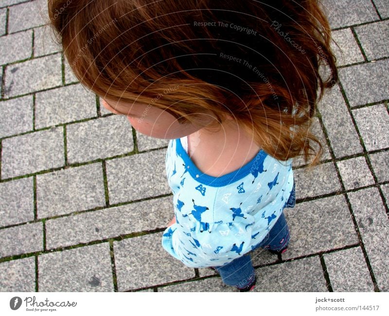 Mädchen oberer Durchschnitt Haare & Frisuren Kopf Platz stehen standhaft Schulter Entwicklung Körperhaltung Gedeckte Farben Muster Oberkörper Ganzkörperaufnahme