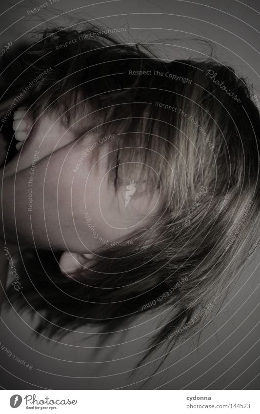 Arrggg! Frau feminin Haare & Frisuren Porträt Auslöser dunkel mystisch geheimnisvoll Erinnerung Zerstörung Identität festhalten Gefühle Stimmung träumen