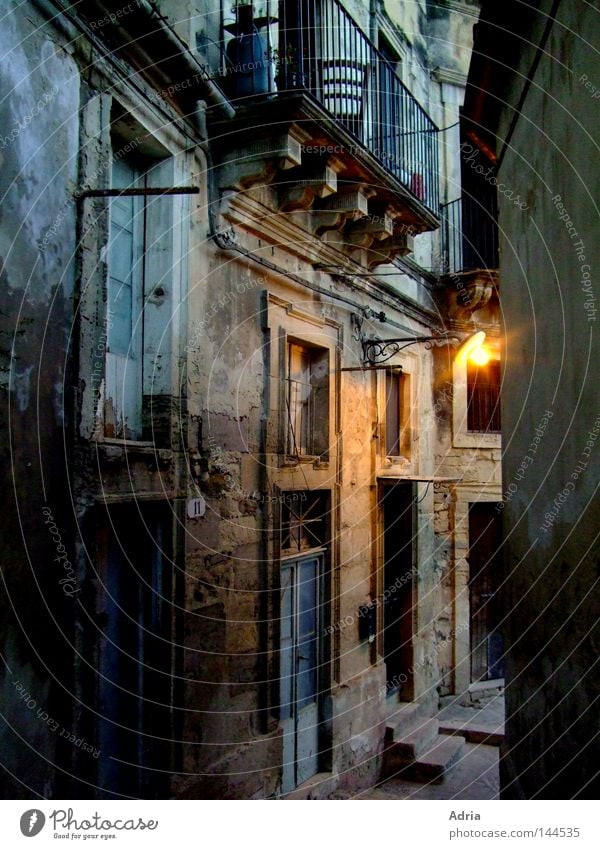 Geheimnisvolle Gasse Haus Italien Sizilien geheimnisvoll Romantik dunkel Beleuchtung Balkon Wege & Pfade historisch Fenster Lampe Treppe Tür Wohnung Terrasse