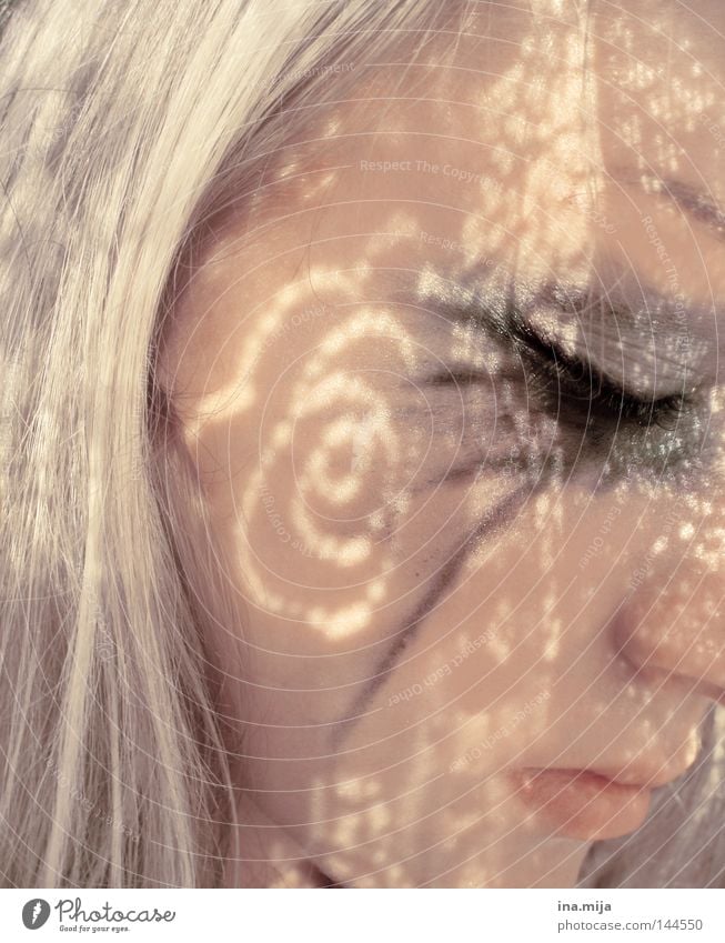 junge blonde Frau mit geschlossenen Augen und Schatten sowie Schminke im Gesicht Kosmetik Wimperntusche Erholung ruhig Erwachsene Jugendliche Haare & Frisuren