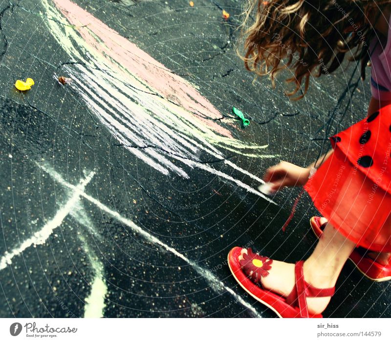 54.000 Strahlen hat die Sonne Kinderspiel Spielen Strahlung Schuhe rot Kleid Mädchen Freude schön Glück Kreide Regen Straße Malkreide Straßenmalkreide streichen